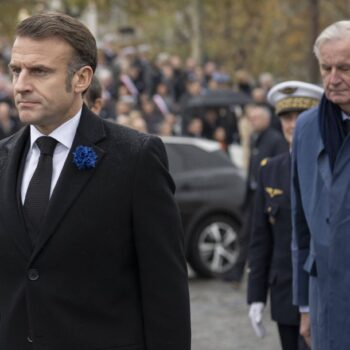 Barnier menacé de censure… Macron se pose en défenseur de la stabilité